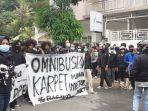massa-lakukan-aksi-di-depan-gedung-dprd-kota-tarakan.jpg