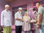 menyalurkan-zakat-kepada-para-Mustahik-tjd.jpg