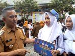 menyerahkan-simbolis-beasiswa-berprestasi-kepada-perwakilan-siswa-di-tarakan.jpg