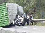 mobil-bos-indomaret-tertimpa-truk-kontainer.jpg