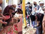 momen-haru-anak-almarhum-maaher-at-thuwailibi-berdoa-dan-tabur-bunga-di-makam-ayahnya.jpg