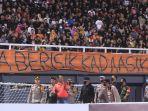 para-suporter-borneo-fc-samarinda-saat-berada-di-stadion-segiri-samarinda-tjdn.jpg
