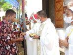 pastor-mario-membagikan-komuni-kepada-umat-di-gereja-katolik-st-gabriel-nunukan-thh.jpg
