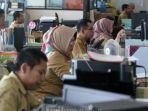 pegawai-negeri-sipil-melakukan-aktivitas-di-badan-kepegawaian-daerah-280920.jpg