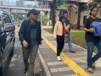 pelaku-tiba-di-bandara-tarakan-dengan-didamping-tim-dit-krimsus-polda-kaltara-rhtj.jpg