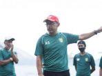 pelatih-persebaya-aji-santoso-saat-memimpin-latihan-tim.jpg