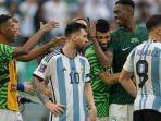 pemain-arab-saudi-selebrasi-dekat-striker-argentina-lionel-messi-shyn.jpg