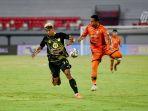 pemain-barito-putera-bruno-matos-kiri-28022022.jpg