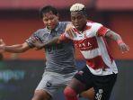 pemain-borneo-fc-adam-alis-beradu-dengan-pemain-madura-united-hugo-gomes-tght.jpg
