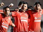 pemain-borneo-fc-stefano-lilipaly-merayakan-golnya-ke-gawang-psis-semarang-arhgstf.jpg