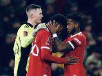 pemain-manchester-united-saat-menenangkan-elanga-yang-gagal-mencetak-gol-dalam-adu-penalty-ag.jpg