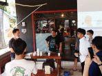 pengelola-kedai-kopi-penyeduh-kopi-asosiasi-petani-kopi-dan-penikmat-kopi-di-malinau-041120.jpg