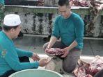 pengerjaan-daging-sapi-kurban-di-rumah-potong-hewan-masjid-agung-darul-jalal-desa-malinau-hulu.jpg