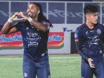 penyerang-arema-fc-carlos-fortes-171021.jpg