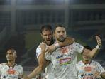 penyerangan-persija-jakarta-marko-simic-selebrasi-dengan-marco-motta-srhn.jpg