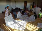 peserta-yang-merupakan-ibu-ibu-mengikuti-pelatihan-batik-di-desa-putat-241120.jpg