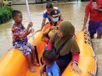 petugas-bpbd-bulungan-mengevakuasi-warga-terkena-banjir-di-kecamatan-tanjung-palas-timur.jpg