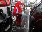 petugas-melakukan-pengisian-bahan-bakar-minyak-bbm.jpg