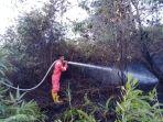 petugas-padamkan-api-kebakaran-hutan-02-11082022.jpg