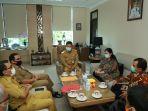 pjs-gubernur-kaltara-teguh-setyabudi-saat-menerima-tim-korsupgah-kpk-231120.jpg