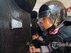 polisi-bersiaga-dengan-tameng-saat-menghadapi-demo-mahasiswa-091020.jpg