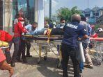 proses-evakuasi-sejumlah-karyawan-salah-satu-toko-mall-lembuswana-srh.jpg