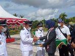prosesi-memberi-selamat-kepada-kades-yang-baru-dilantik-rhn.jpg