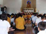 puluhan-umat-buddha-saat-melaksanakan-ibadah-di-vihara-dharma-cakra-tanjung-selor-srfh.jpg