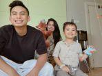 rachel-vennya-dan-okin-kompak-urus-anak.jpg