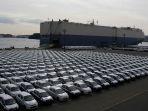 ratusan-mobil-baru-siap-dikirim-dengan-kapal.jpg