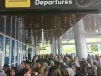 ratusan-warga-dan-kerabat-calon-haji-asal-malinau-memadati-bandara-kolonel-ra-bessing.jpg