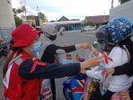 relawan-pmi-cabang-nunukan-sedang-membagikan-leaflet-hiv-aids-011220.jpg