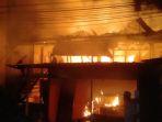 rumah-dua-lantai-dan-sebuah-warung-berbahan-kayu-di-jalan-pattimura-ludes-terbakar-egr.jpg