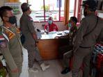satpol-pp-kota-tarakan-saat-melakukan-teguran-kepada-pihak-spbu.jpg