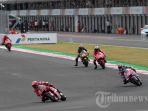 sejumlah-pebalap-memacu-kendaraannya-saat-kualifikasi-motogp-mandalika.jpg