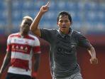 selebrasi-adam-alis-usai-berhasil-membuat-gol-ke-gawang-madura-united-egt.jpg