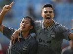 selebrasi-pemain-borneo-fc-adam-alis-usai-berhasil-membuat-gol-ke-gawang-madura-united-dthjy.jpg