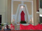 selubung-berwarna-merah-menutupi-sejumlah-bagian-dalam-altar-gereja-katedral-santa-maria-assumpta.jpg