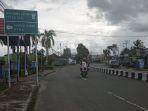 suasana-lalu-lintas-di-salah-satu-rute-perjalanan-menuju-desa-wisata-pulau-sapi.jpg