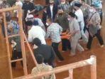 suasana-mang-oded-dievakuasi-jemaah-masjid-raya-mujahidin-bandung.jpg
