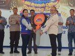 suasana-penyerahan-kunci-mobil-undian-kepada-pemenang-sht.jpg