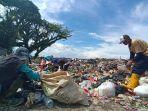tampak-aktivitas-menguruk-sampah-di-tpa-hake-babu-22215.jpg