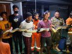 tampak-petugas-usai-melakukan-penanganan-terhadap-ular-piton.jpg