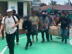tersangka-diduga-kurir-sabu-75-Kg-saat-tiba-di-Kejaksaan-Negeri-Tarakan.jpg