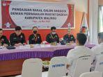 tim-verifikator-kpu-malinau-memeriksa-kelengkapn-berkas-pengajuan-dthy.jpg