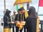wakil-ketua-mpr-ri-disambut-dengan-tradisi-tepung-tawar-di-pelabuhan-keramat-tideng-pale.jpg