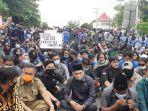 walikota-tarakan-khairul-bersama-pendemo.jpg