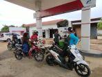 warga-antre-bbm-di-ktt-02-09042022.jpg