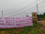 warga-rt-15-kelurahan-karang-joang-ppu-menutup-akses-jalan.jpg