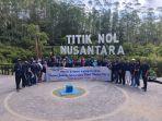 wisatawan-yang-sedang-foto-bersama-di-titik-nol-ikn-nusantara-thg.jpg